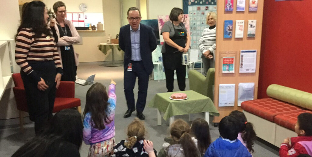 Alan Joyce visits Joey Club e1731978971277