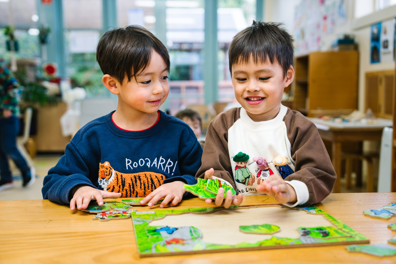 two children playing puzzle at Castlecrag childcare