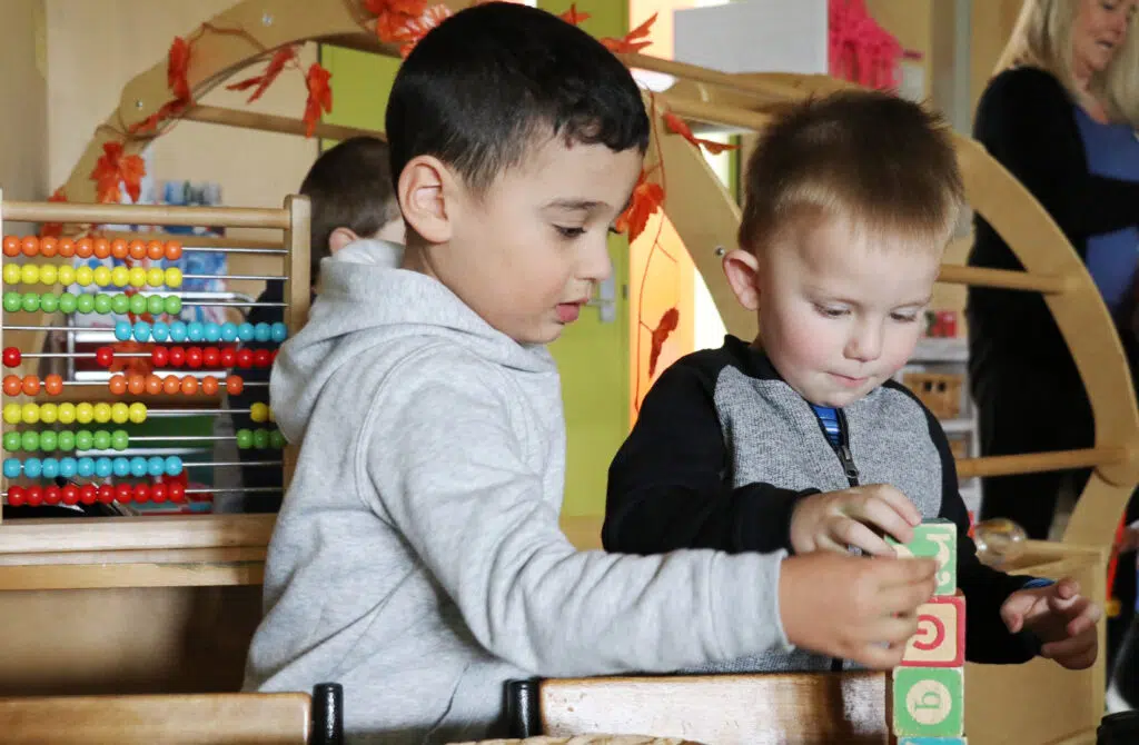 Children stacking blocks at KU Craigieburn childcare