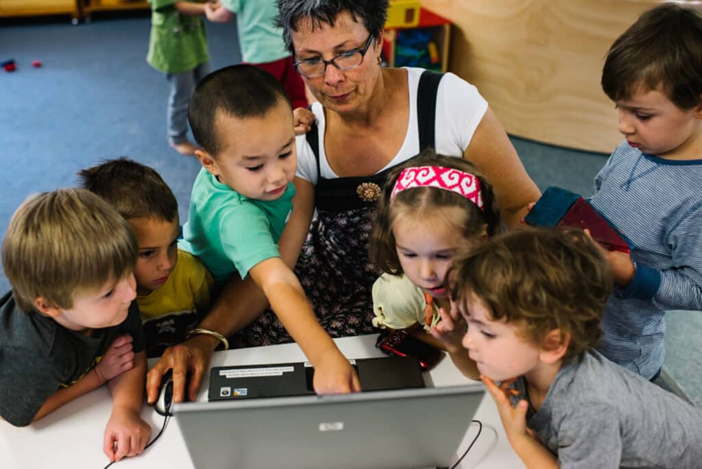 KU Killara Park childcare educator showing children how a computer works