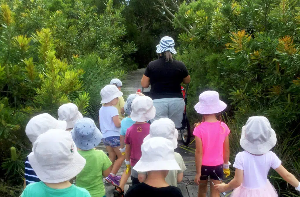KU Peninsula childcare educator and children going for a walk outdoors at KU Peninsula childcare