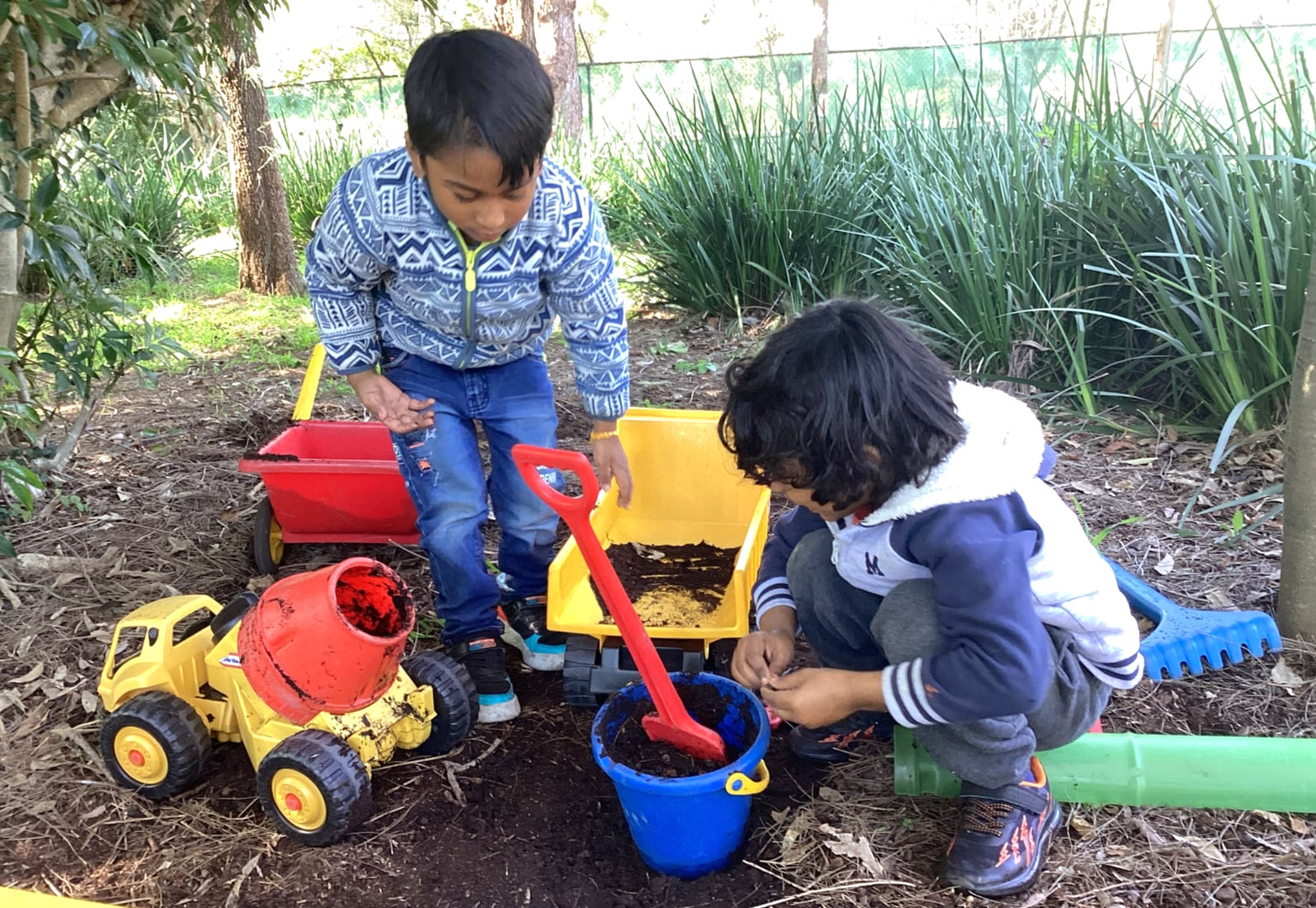 children digging in the garden at Wentworthville childcare