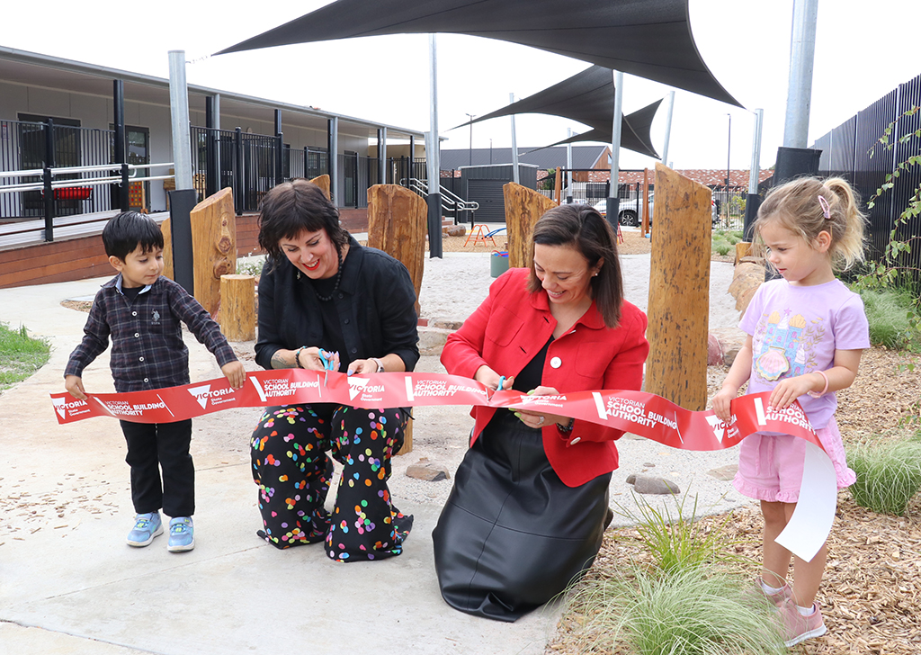 KU celebrates opening of two new Armstrong Creek early learning services 10 Victorian Minister for Children, the Hon Lizzie Blandthorn MP; City of Greater Geelong Councillor, Emma Sinclair (Charlemont Ward); and KU’s Senior Manager, Education Quality, Rachelle McMahon cutting the ribbon at KU Biyala Community Kindergarten and Biyala Kindergarten with children attending KU (with consent to participate).