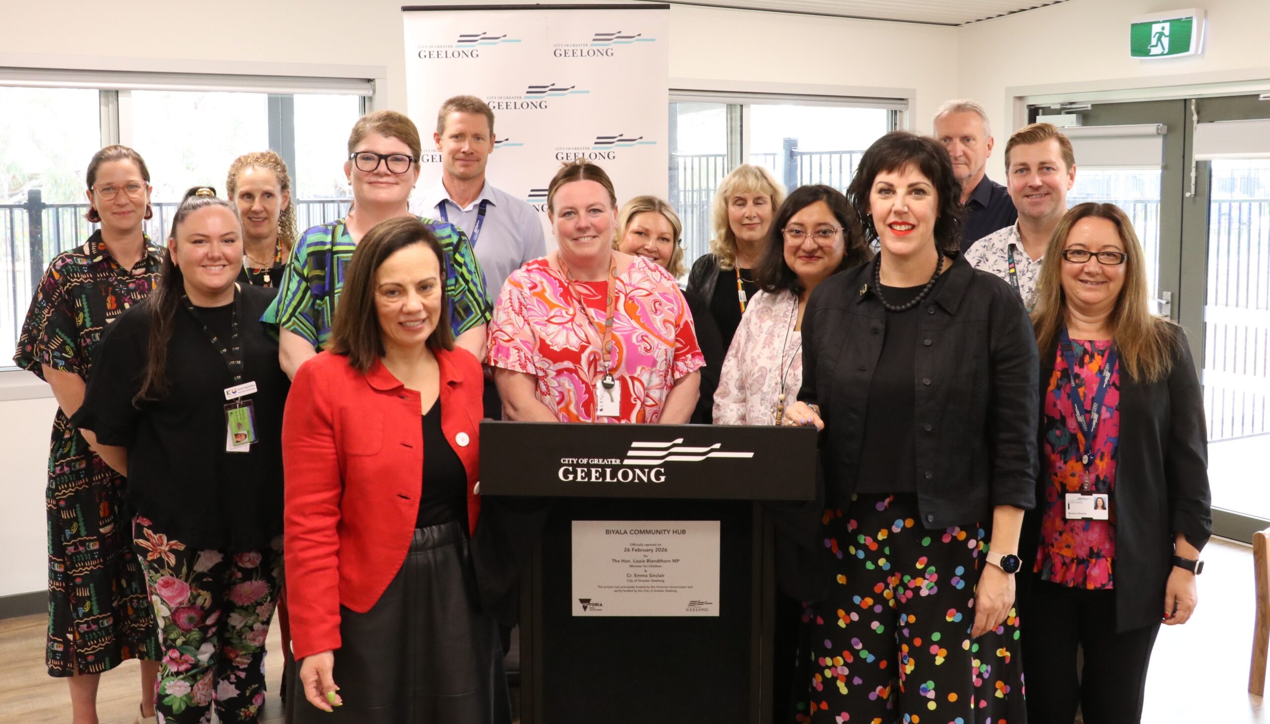 Victorian Minister for Children, the Hon Lizzie Blandthorn MP and City of Greater Geelong Councillor, Emma Sinclair (Charlemont Ward) are joined by Nominated Supervisors Glynis Cruz (KU Biyala Community Kindergarten), Erin Sealey (Biyala Kindergarten) and KU staff from the new KU services in Armstrong Creek.